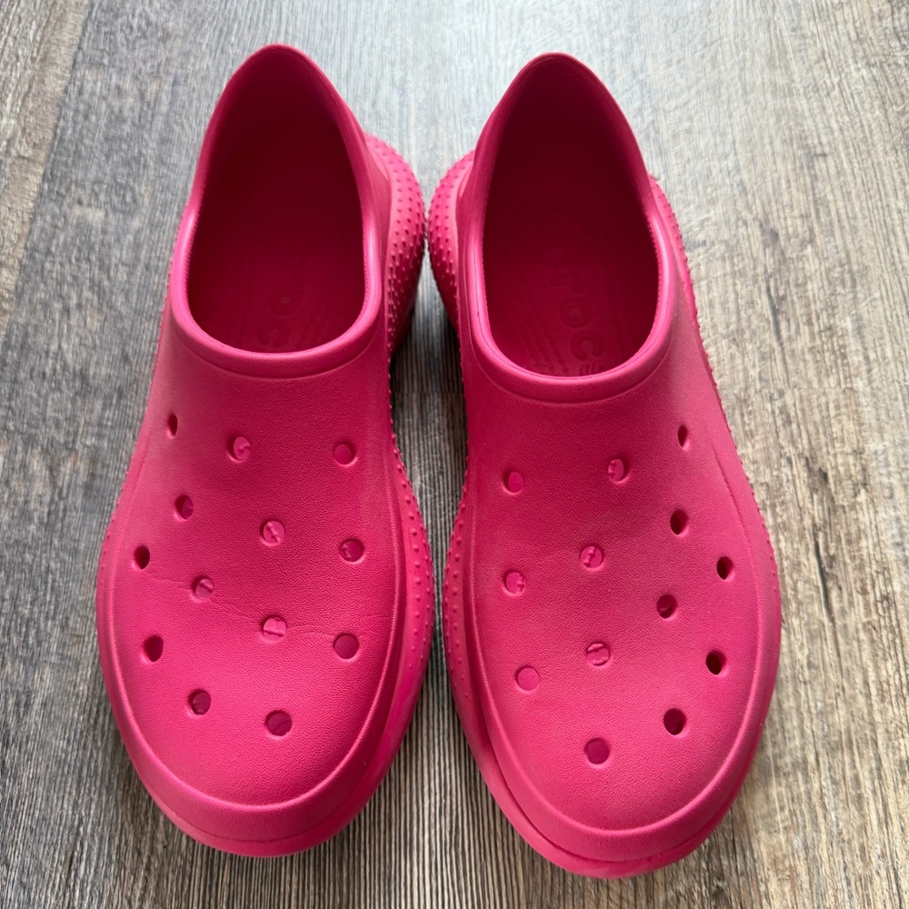 Crocs woman’s Classic Sneaker Dragon Fruit